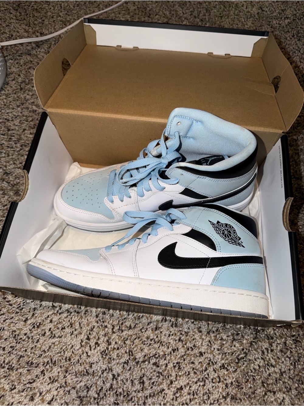 Air Jordan 1 Mid SE in 'White Ice Blue